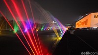 Suasana itu semakin cantik di malam hari.