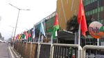 Foto: Bendera Peserta Asian Games yang Diikat Bambu Dipasang Lagi