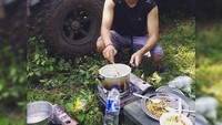 First time cooking at jungle, tulis Mischa. Ya, foto ini menunjukkan ia sedang masak di samping mobil off road. Masak apa ya? Foto: instagram @mischach