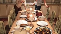 Wah, sama-sama cantik ya! Usai menyiapkan kalkun untuk jamuan makan malam, Tiffany berpose dengan ibunya yang terlihat awet muda. Foto: Instagram tiffanytrump