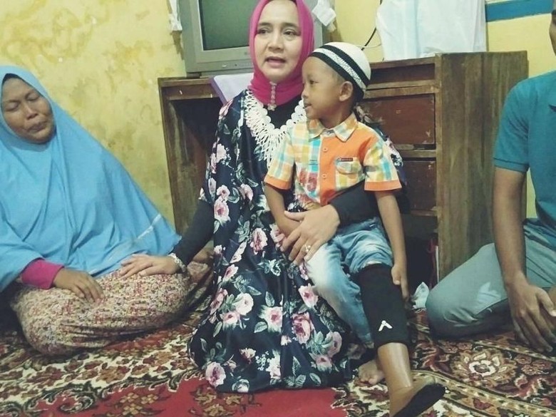 Istri Arinal Berikan Kaki Palsu untuk Bocah Difabel di Lampung Istri Arinal Berikan Kaki Palsu untuk Bocah Difabel di Lampung