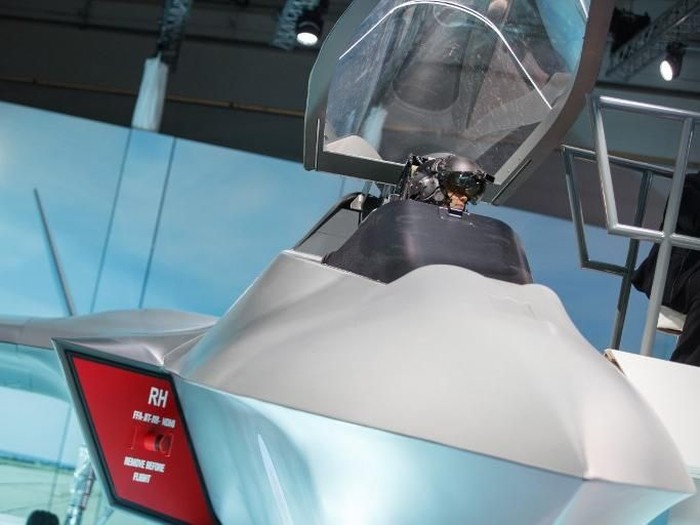 A man makes final checks prior to the unveiling of a model of a new fighter jet, a part of Team Tempest, by Britains Defence Secretary Gavin Williamson at the Farnborough Airshow, south west of London, on July 16, 2018.  / AFP PHOTO / Tolga AKMEN
