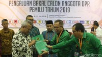 Sekjen PPP Arsul Sani menyerahkan daftar bacaleg kepada Ketua KPU Arief Budiman.