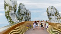 Jembatan ini masuk ke dalan tempat wisata Ba Na Hills dan baru dibuka pada awal Juni kemarin. Tunggu apa lagi? (istimewa/newsexaminer)
