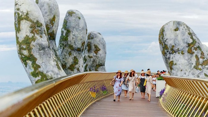 Salah satu jembatan di Da Nang, Vietnam memiliki panorama yang indah sekaligus memanjakan pengunjung karena bisa merasakan sensasi berjalan di atas tangan dewa.