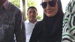Foto: Berkacamata Hitam, Gaya Steffy Burase Penuhi Panggilan KPK