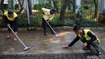 Aksi Pasukan Oranye dan Damkar Bersihkan Trotoar Monas
