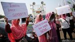 Emak-emak Bawa Wajan Demo di Istana