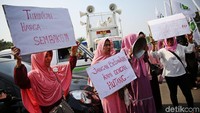 Ratusan emak-emak menuntut penurunan harga kebutuhan hidup.