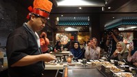 Berbagai atraksi juga ditampilkan di sini, salah satunya kegiatan masak yang menghibur! (Shinta/detikTravel)