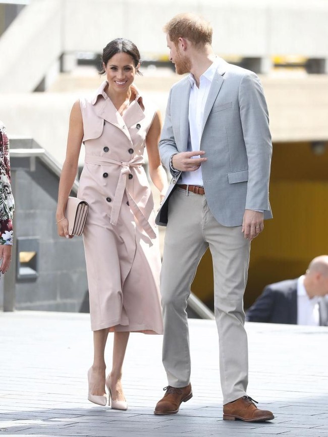 Gaya Meghan Markle memang tak pernah gagal mencuri perhatian. Hadir di pembukaan pameran untuk memperingati 100 tahun lahirnya Nelson Mandela di London, Inggris, Selasa (17/7/2018), Meghan  muncul dengan pilihan busana yang agak berbeda. (Foto: Getty Images)