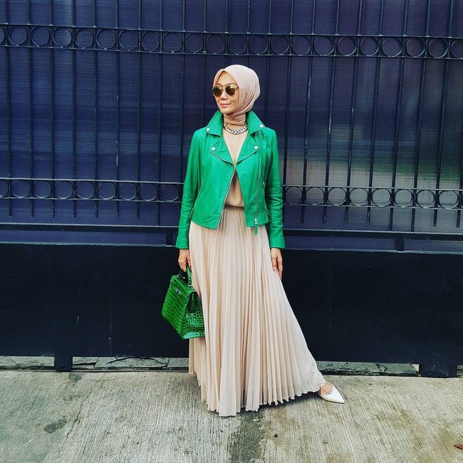 Model yang kini menjadi anggota DPR, Okky Asokawati, kembali berniat menjadi anggota legislatif pada 2019. Jika dulu Okky menjadi caleg PPP, dia kini mendaftar melalui partai Nasdem. Okky yang cukup aktif di Instagram, kerap mengunggah berbagai gaya busananya sembari berbagi tips. Ini adalah salah satu penampilan stylishnya menenteng tas Hermes berwarna emerald yang matching dengan jaketnya. Tas Hermes Kelly yang dibawa Okky ini harganya mencapai US$ 63.300 atau sekitar Rp 900 jutaan. Foto: Instagram