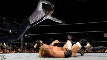 Sebelum menjabat sebagai Presiden Prancis rupanya Macron sempat mencicipi dunia gulat di WWE. Foto: 9GAG