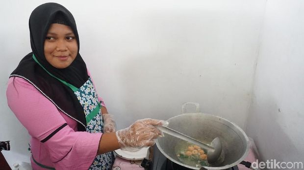 Kegiatan di Pos Gizi desa Haya-Haya