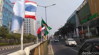 Pantauan detikcom, Rabu (18/7/2018) pukul 09.55 WIB, bendera itu terpasang di lokasi yang sama dengan kemarin. Lokasinya sama.