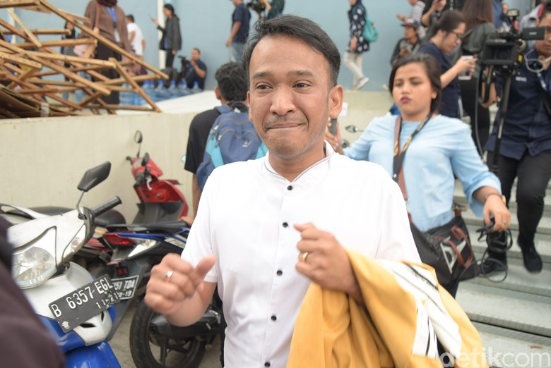 Ruben Onsu Kurban Sapi di Masjid yang Didirikan Julia Perez Ruben Onsu Kurban Sapi di Masjid yang Didirikan Julia Perez