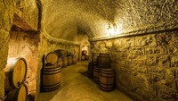 Debay Ancient Wine Cellar adalah karya unik yang dibangun oleh arsitek Prancis dan digali jauh di Gunung Ba Na. Cellar Kuno ini panjangnya 100 m dan selalu disimpan pada suhu yang ideal dari 16 derajat hingga 20 derajat Celcius. Tourindanang.com/guide/ba-na-hill-station.