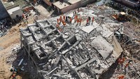 Setidaknya ada 12 orang pekerja yang berada di lokasi saat gedung tersebut tiba-tiba runtuh (Foto: Dok. REUTERS/Adnan Abidi)