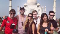 Amy tidak hanya liburan sendiri, dia menghabiskan waktu bersama kekasih dan teman-temannya. Ini adalah momen kebersamaan mereka saat di Taj Mahal, India. (missamywillerton/Instagram)