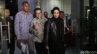 Steffy keluar dari gedung KPK.