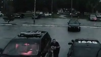 Seorang Polisi yang tak disebut namanya tampak keluar dari mobilnya di sebuah parkiran di Apopka (Foto: Dok. US Police Department)