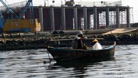 Pembangunan jembatan penghubung antara pulau C dengan PIK 2 masih berjalan meski Pulau Reklqamasi telah disegel Pemprov DKI Jakarta.