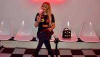 Tak banyak yang tahu, Donald Trump punya putri cantik bernama Tiffany Trump. Ini aksinya saat mencicip gulali di sebuah tempat yang Instagramable dengan neon pink. Foto: Instagram tiffanytrump