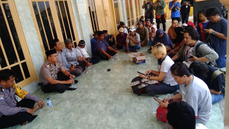 Nelayan Dadap Gelar Pertemuan Bahas Jembatan, Pengembang Tak Hadir Nelayan Dadap Gelar Pertemuan Bahas Jembatan, Pengembang Tak Hadir