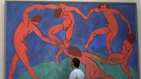 Traveler yang suka dengan karya seniman Prancis Henri Matisse bisa menikmati lukisannya yang berjudul The Dance. (REUTERS/Henry Romero)