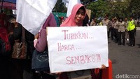 Para emak-emak ini begitu keberatan dengan harga bahan pangan terutama telur yang mahal yaitu mencapai Rp 29.000/kg.