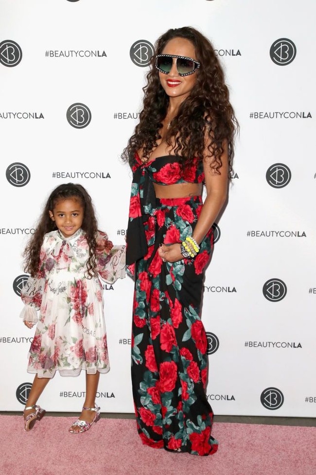 Ini pose manis Royalty Brown saat bergaya di depan fotografer. Cute! Foto: Getty Images