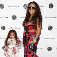 Ini pose manis Royalty Brown saat bergaya di depan fotografer. Cute! Foto: Getty Images