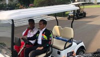 Zohri tampak mengenakan seragam atlet yakni jaket dan celana training lengkap dengan medali emas yang dia raih yang dikalungkan di lehernya. Sementara Jokowi mengenakan jaket Asian Games berwarna hitam.