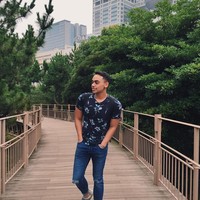 Bersantai di sebuah taman, pria beralis tebal ini mengandalkan kaus gelap ketat bermotif floral yang mempertegas torso kekarnya. Lalu jeans beraksen sobek dan sneakers Yeezy dipilih sebagai bawahan. (Foto: Instagram/@rafihaikal123)