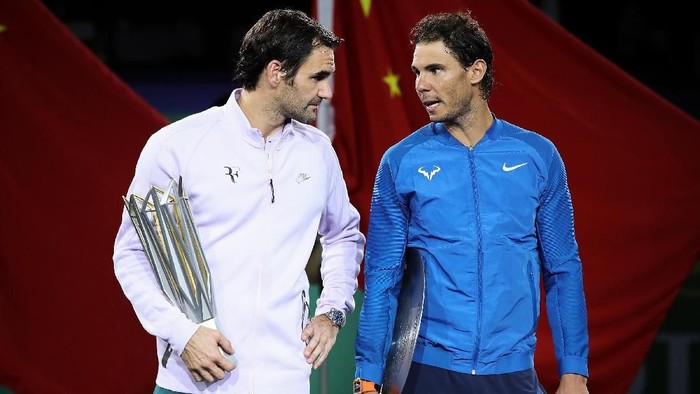 SHANGHAI, CHINA - OCTOBER 15:  Roger Federer of Switzerland with Rafael Nadal of Spain pose with their trophy after the Mens singles final mach on day eight of 2017 ATP Shanghai Rolex Masters at Qizhong Stadium on October 15, 2017 in Shanghai, China.  (Photo by Lintao Zhang/Getty Images)