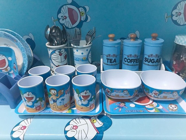 Peralatan makan bergambar Doreamon dan tokoh-tokoh lainnya seperti Nobita dan Shizuka. Foto: Instagram/@reghinakarwur