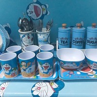 Peralatan makan bergambar Doreamon dan tokoh-tokoh lainnya seperti Nobita dan Shizuka. Foto: Instagram/@reghinakarwur