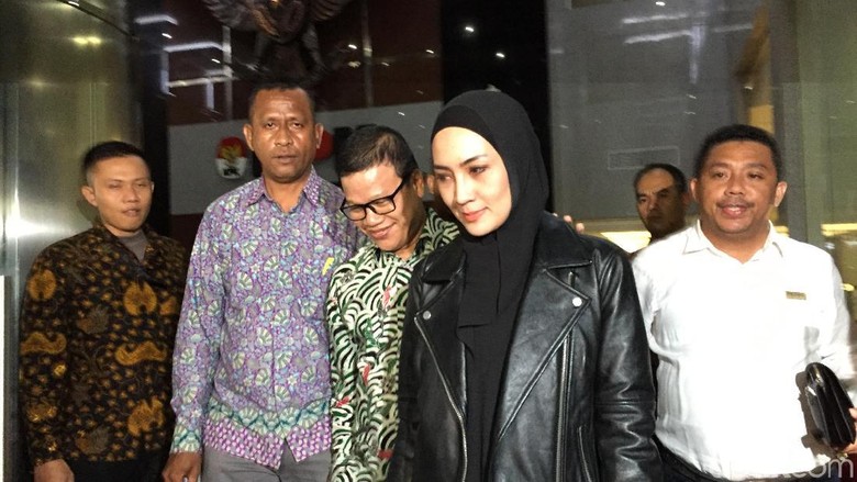 12 Jam Diperiksa KPK, Steffy Burase Dicecar 60 Pertanyaan 12 Jam Diperiksa KPK, Steffy Burase Dicecar 60 Pertanyaan