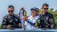 Mantan atlet tenis Indonesia, Yayuk Basuki (tengah) membawa api obor Asian Games 2018 saat arak-arakan estafet api obor tersebut di Semarang, Jawa Tengah. Antara Foto/Aji Styawan.