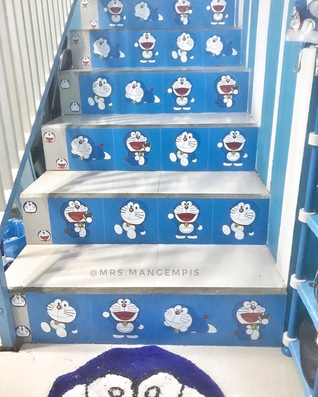 Anak tangga pun dihias dengan stiker gambar Doraemon yang super lucu. Foto: Instagram/@reghinakarwur