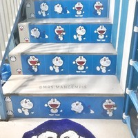 Anak tangga pun dihias dengan stiker gambar Doraemon yang super lucu. Foto: Instagram/@reghinakarwur