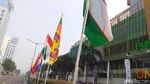 Foto: Bendera Peserta Asian Games yang Diikat Bambu Dipasang Lagi