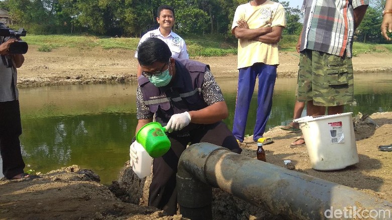 Buang Limbah ke Citarum, Tempat Pengepul Oli di Karawang Disegel Buang Limbah ke Citarum, Tempat Pengepul Oli di Karawang Disegel