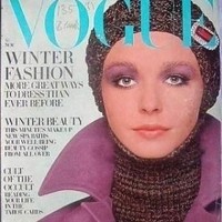 Model pada sampul majalah Vogue Italia tahun 1969 ini tampak memakai scarf berbentuk hijab instan atau inner ninja. Bahan wool yang digunakan tampaknya dikhususkan untuk penampilan musim dingin Foto: Istimewa