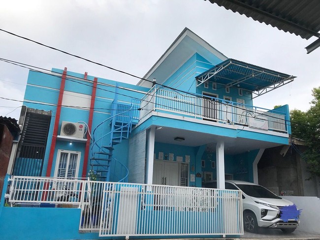 Akun Instagram bernama @reghinakarwur menarik perhatian netizen dengan foto-foto rumah uniknya. Menjadi fans berat Doraemon, Reghina pun menghias rumahnya dengan pernak-pernik bergambar tokoh komik paling legendaris itu. Foto: Instagram/@reghinakarwur