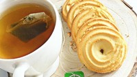 Teh hijau yang harum dibikmati @ja_magda_lena dengan butter cookies yang wangi manis. Foto: Instagram @ja_magda_lena