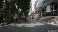Jalanan di Orchard Road cukup lebar dan juga bisa dipakai untuk bersantai. Ada beberapa penjual es krim lezat di sekitarnya (Shinta/detikTravel)