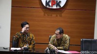 Bupati Labuhanbatu Pangonal Harahap disangkakan dengan Pasal Pasal 12 huruf a atau huruf b atau Pasal 11 UU Pemberantasan Tindak Pidana Korupsi jo Pasal 55 ayat 1 ke 1 KUHP.