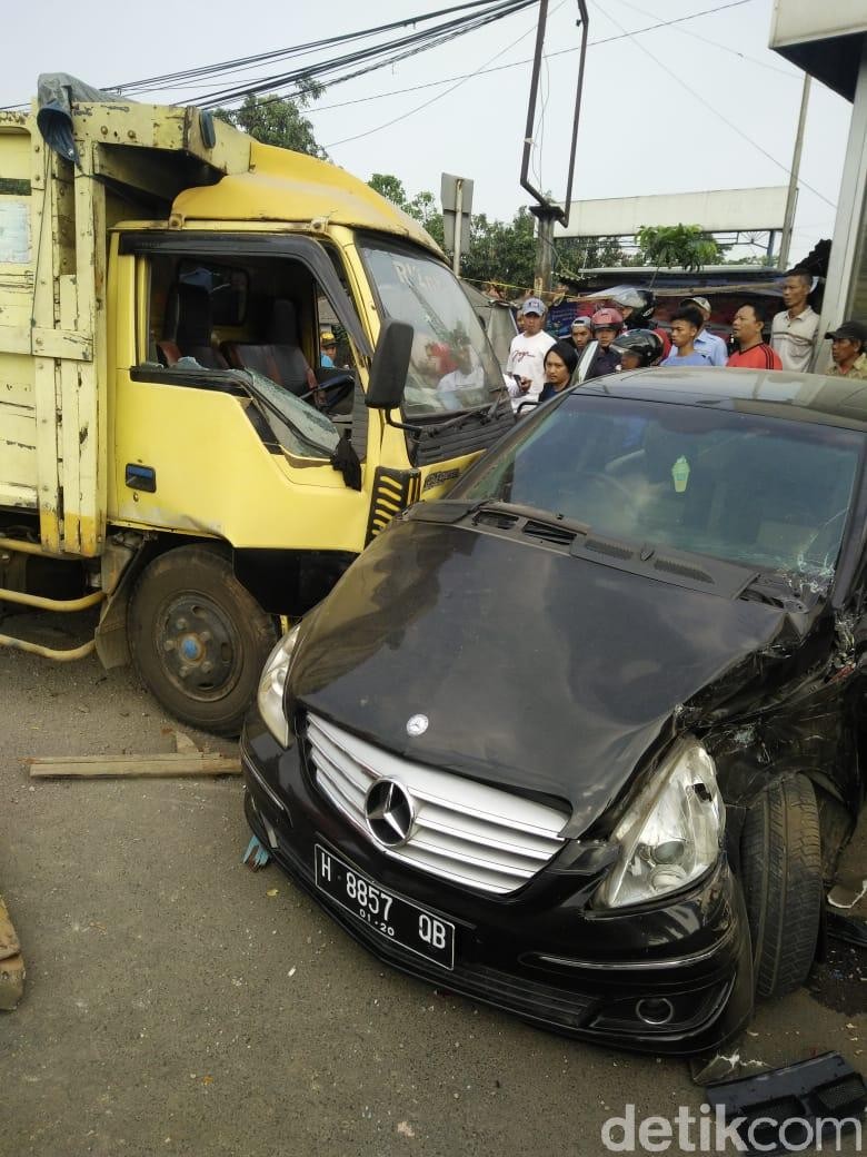 Tabrakan Beruntun di Cibiru Bandung, Seorang Bikers Tewas Tabrakan Beruntun di Cibiru Bandung, Seorang Bikers Tewas