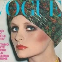 Pemakaian turban seperti model sampul majalah Vogue ini masih dipakai hingga sekarang. Turban memang tidak identik dengan busana muslim saja, tapi juga tampilan etnik bohemian. Foto: Istimewa